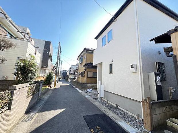 前面道路を含めた現地写真です。