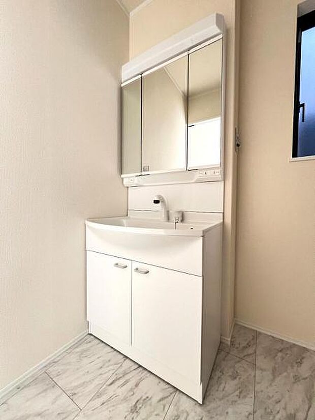 洗面化粧台です。朝の身支度から1日が始まります。