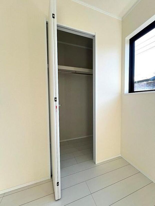 中の物を確認しやすく、取り出しやすい収納スペース。お部屋を広々とお使いいただけます。