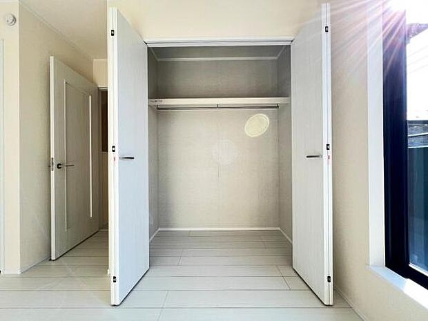 枕棚とハンガーパイプの付いたクローゼットです。