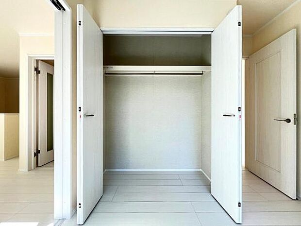 いつでもお部屋をスッキリお使い頂ける収納スペースを設置。