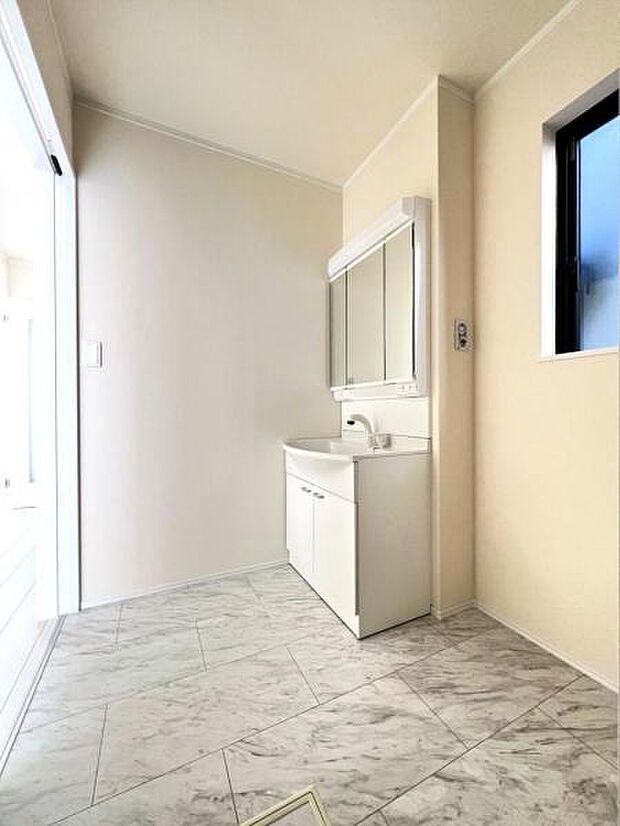 脱衣所は小さなお子様がいるご家庭にも重宝されます。