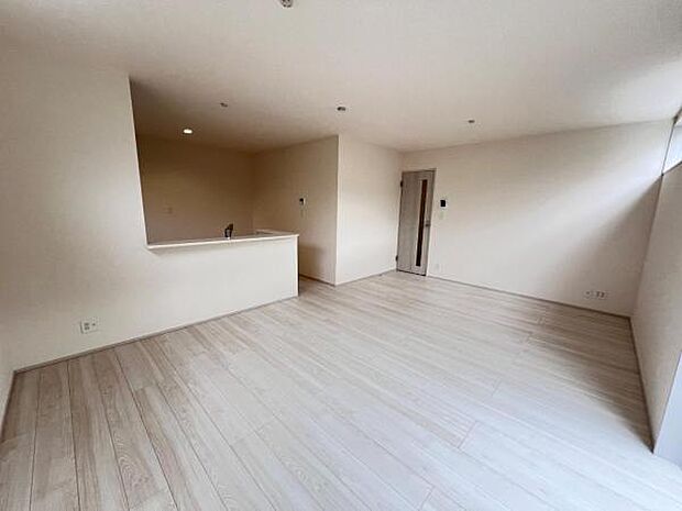 お食事中もキッチンと会話が楽しめるダイニングスペース。