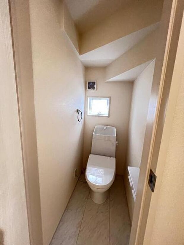 シャワー洗浄機能付のトイレは、清潔感が印象的な空間ですね。