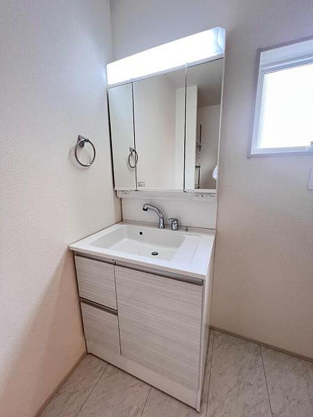 洗面化粧台です。朝の身支度から1日が始まります。