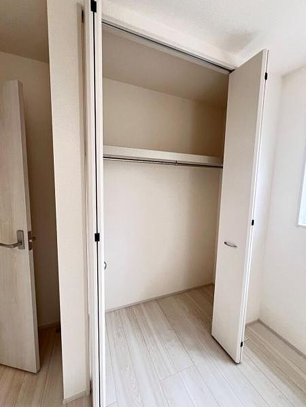 いつでもお部屋をスッキリお使い頂ける収納スペースを設置。