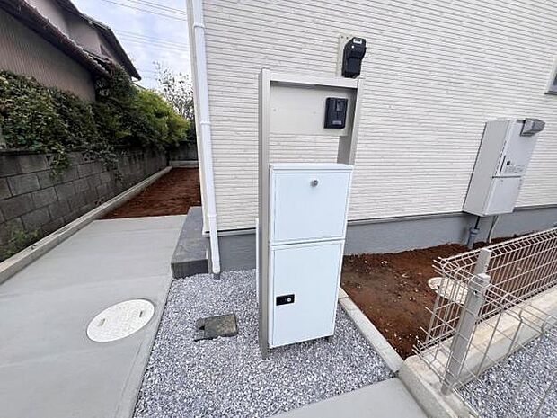 TVドアホンとポストが付いた門柱です。