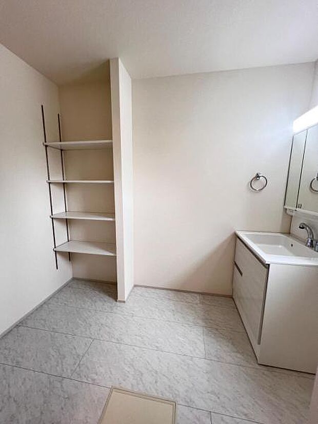 快適で清潔感がある脱衣スペースです。