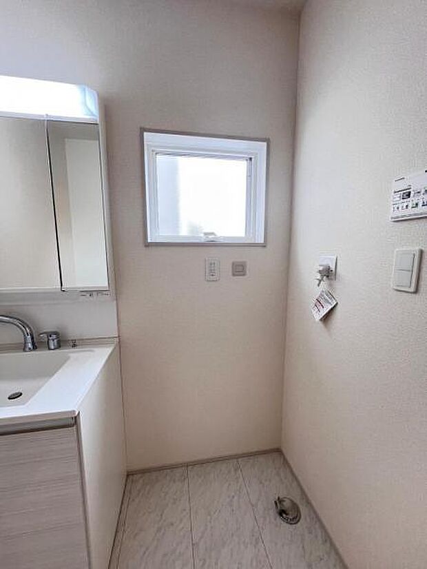 独立洗面台の横にはランドリースペースがございます。