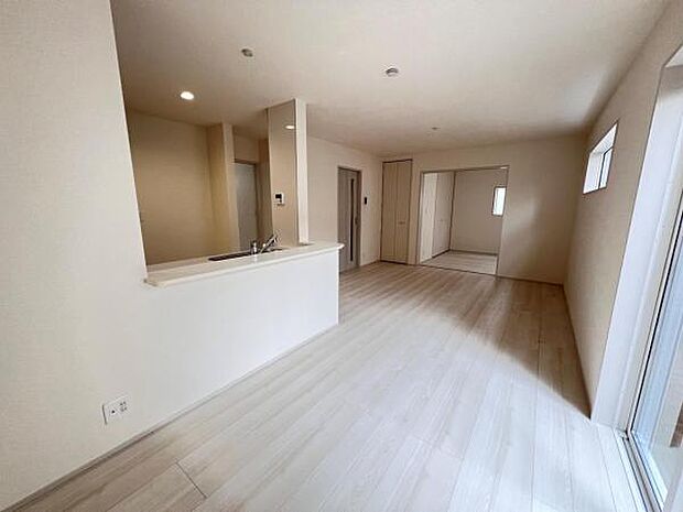 お食事中もキッチンと会話が楽しめるダイニングスペース。