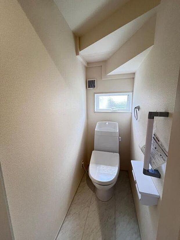 シャワー洗浄機能付のトイレは、清潔感が印象的な空間ですね。