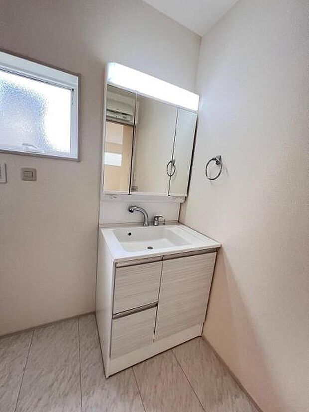 シャワー付き洗面化粧台です。手軽にシャンプーができ、お掃除もしやすいですね。