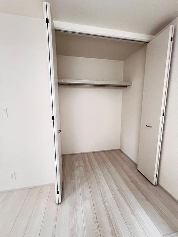 中の物を確認しやすく、取り出しやすい収納スペース。お部屋を広々とお使いいただけます。