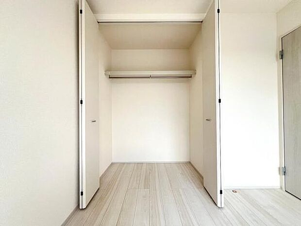 いつでもお部屋をスッキリお使い頂ける収納スペースを設置。