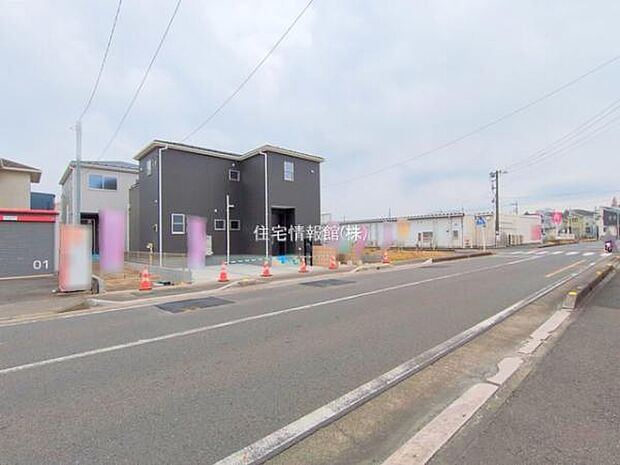 前面道路を含めた現地写真です。