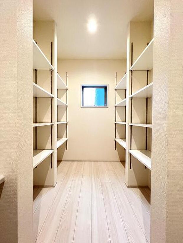 広いパントリーです。