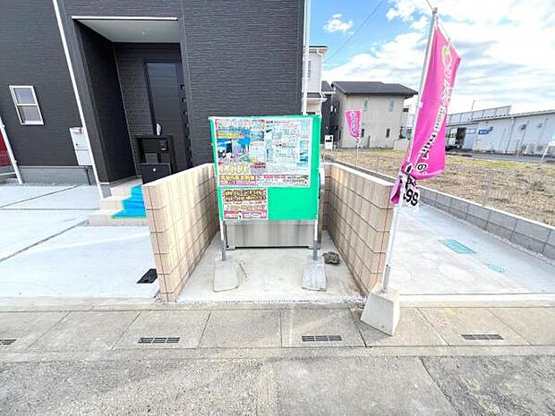 前面道路を含めた現地写真です。