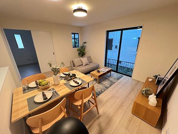 家族団らんの場所としてゆったりと居心地の良いリビングです。