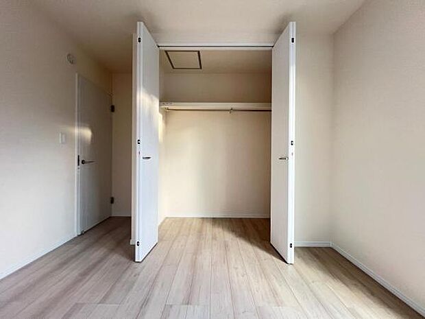 いつでもお部屋をスッキリお使い頂ける収納スペースを設置。