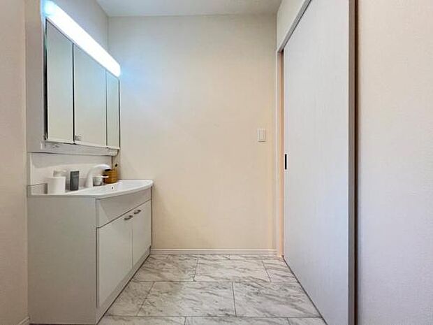 快適で清潔感がある脱衣スペースです。