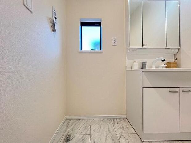 独立洗面台の横にはランドリースペースがございます。