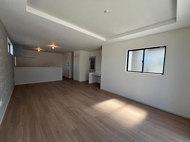 お食事中もキッチンと会話が楽しめるダイニングスペース。