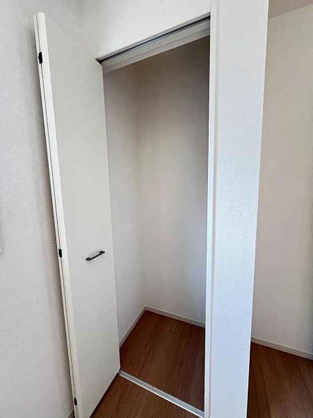 中の物を確認しやすく、取り出しやすい収納スペース。お部屋を広々とお使いいただけます。