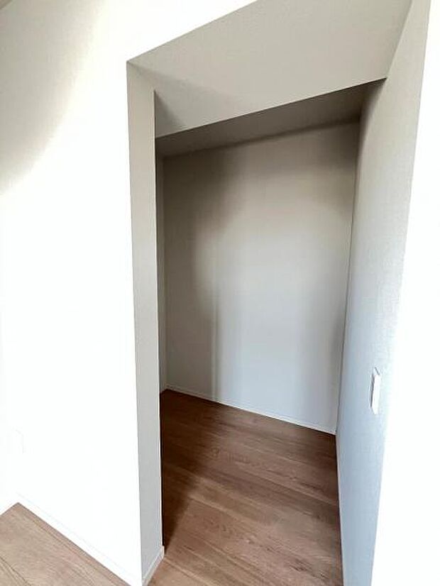 ウォークインクローゼットがあり収納スペースも豊富。季節物もスッキリ片付きそうです。