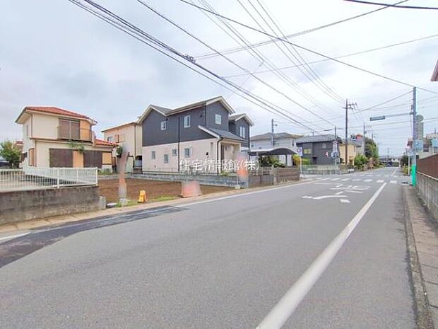 前面道路を含めた現地写真です。