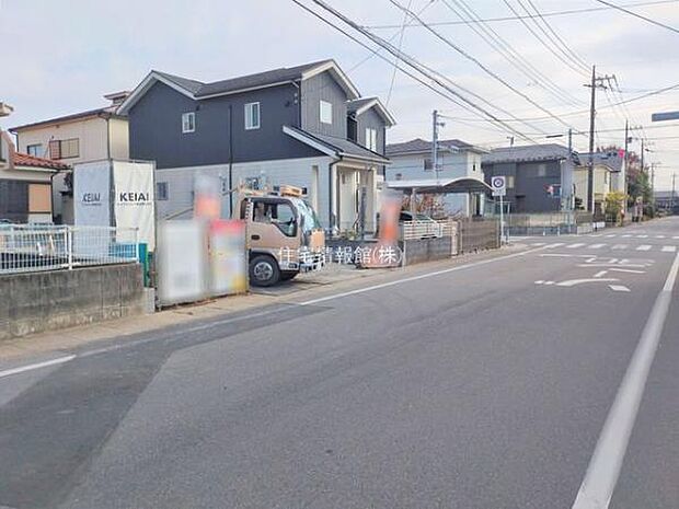 前面道路を含めた現地写真です。
