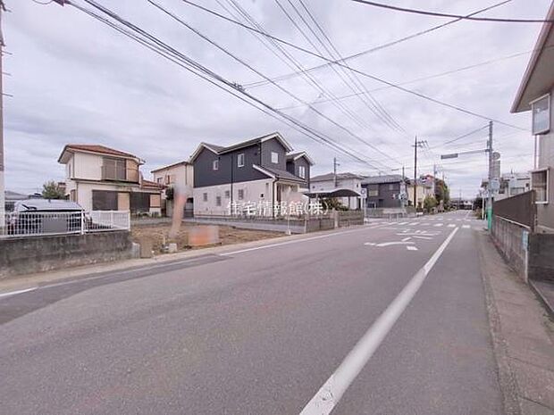 前面道路を含めた現地写真です。