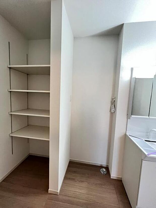 独立洗面台の横にはランドリースペースがございます。