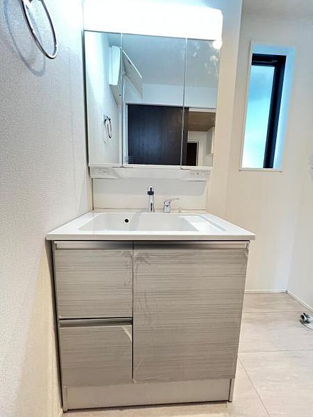 洗面化粧台です。朝の身支度から1日が始まります。