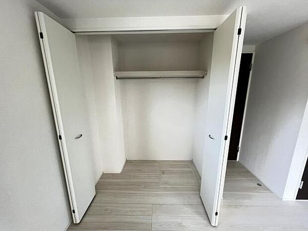 枕棚とハンガーパイプの付いたクローゼットです。