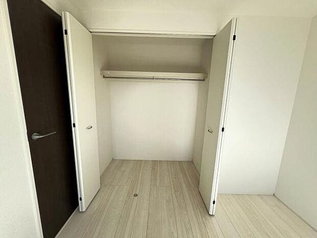 いつでもお部屋をスッキリお使い頂ける収納スペースを設置。