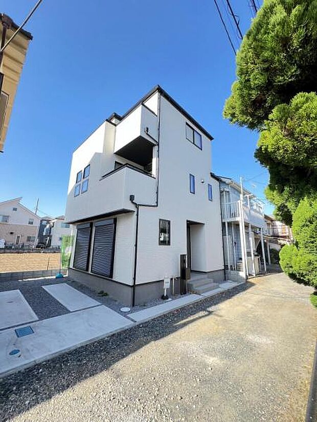 前面道路を含めた現地写真です。