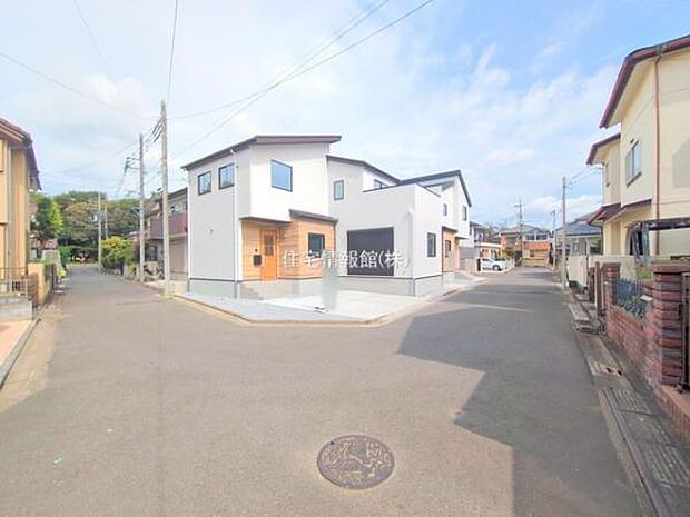 前面道路を含めた現地写真です。