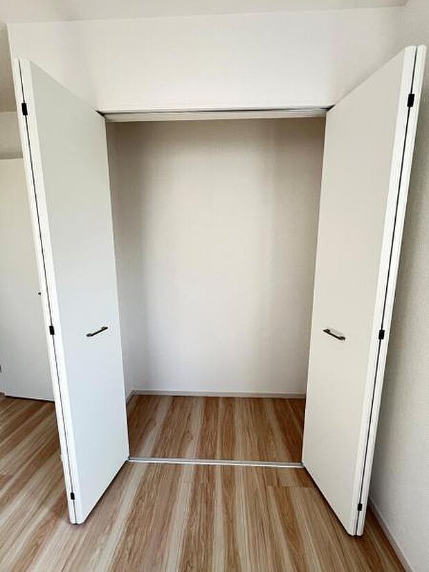 いつでもお部屋をスッキリお使い頂ける収納スペースを設置。