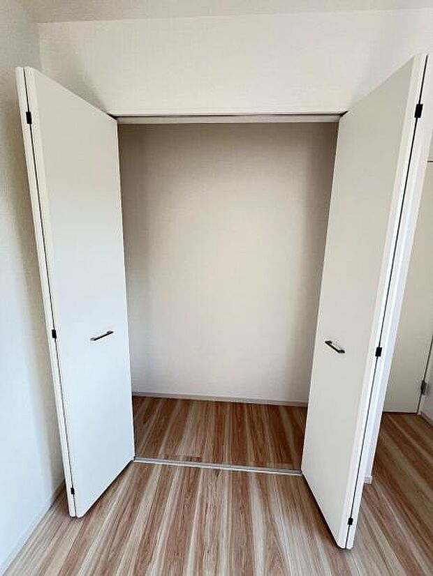 中の物を確認しやすく、取り出しやすい収納スペース。お部屋を広々とお使いいただけます。