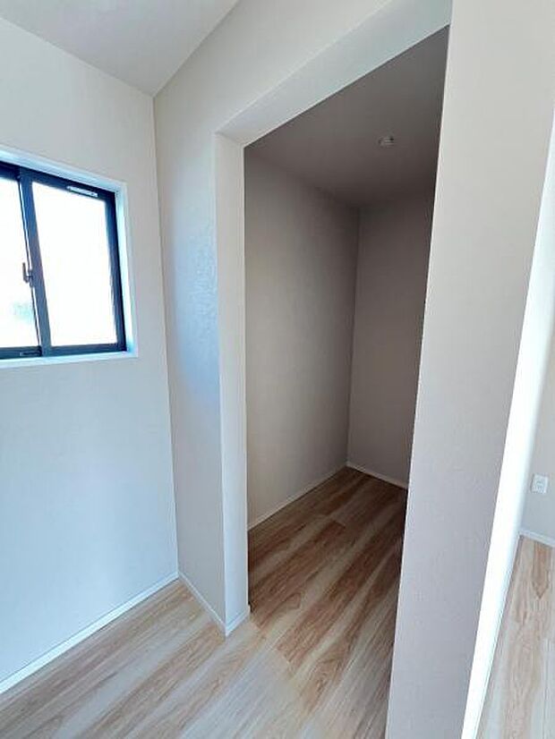 ウォークインクローゼットがあり収納スペースも豊富。季節物もスッキリ片付きそうです。