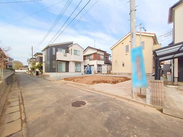 前面道路を含めた現地写真です。