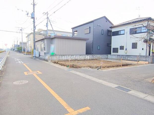 前面道路を含めた現地写真です。