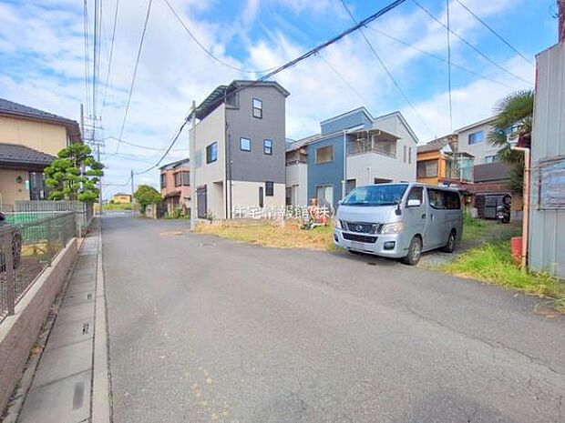 前面道路を含めた現地写真です。