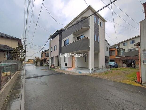 前面道路を含めた現地写真です。