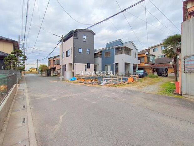 前面道路を含めた現地写真です。