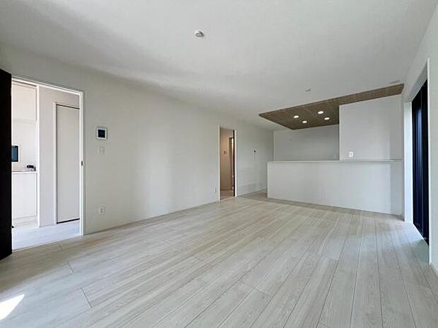 お食事中もキッチンと会話が楽しめるダイニングスペース。