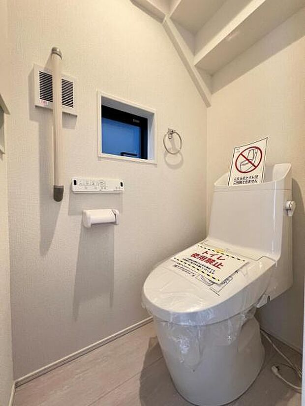 シャワー洗浄機能付のトイレは、清潔感が印象的な空間ですね。