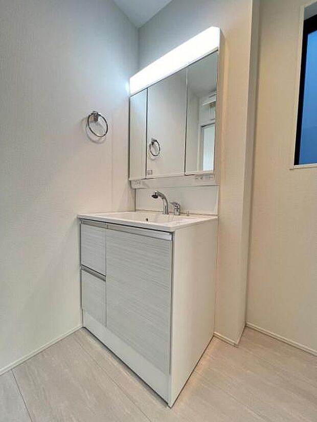 洗面化粧台です。朝の身支度から1日が始まります。