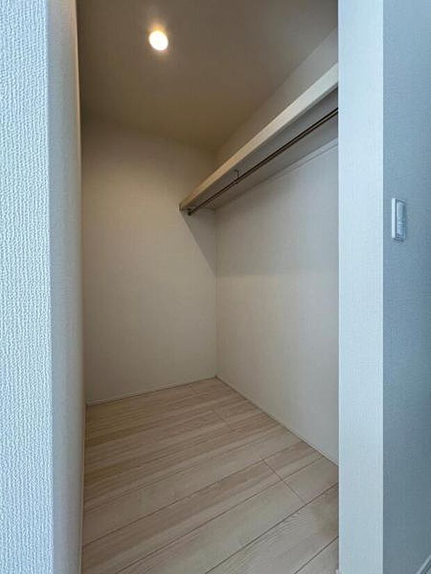 ウォークインクローゼットがあり収納スペースも豊富。季節物もスッキリ片付きそうです。