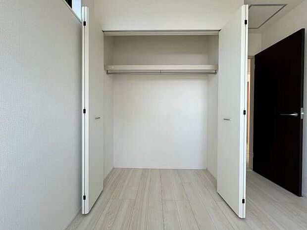 いつでもお部屋をスッキリお使い頂ける収納スペースを設置。
